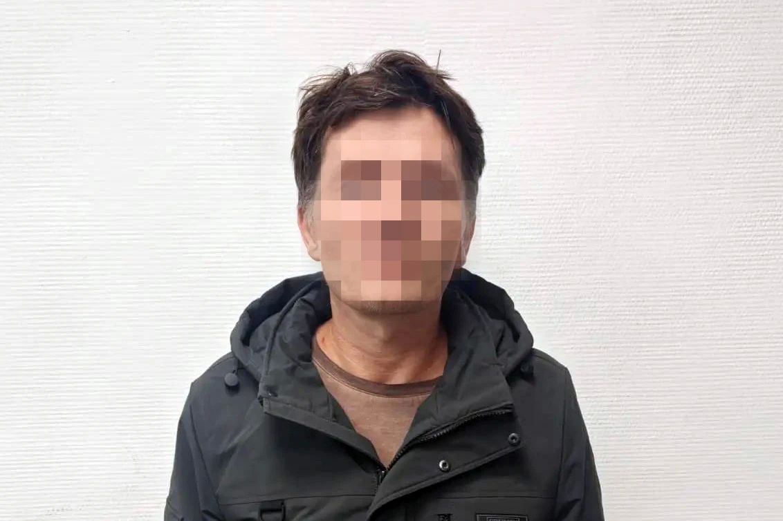 Сотрудниками Управления уголовного розыска регионального УМВД в Москве задержан предполагаемый пособник телефонных мошенников, забиравший деньги у северян, среди которых – мама погибшего бойца СВО