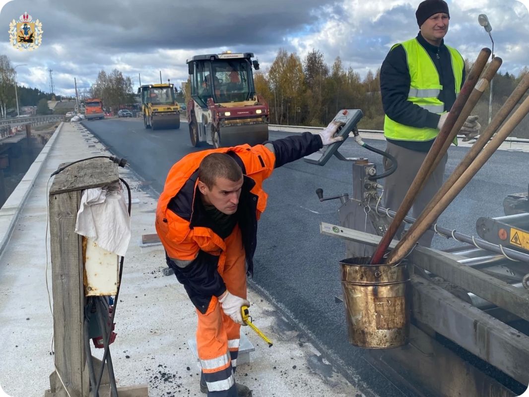 На мосту через реку Вель подрядчик завершил укладку двух слоёв асфальта проезжей части На мосту через реку Вель подрядчик завершил укладку двух слоёв асфальта проезжей части