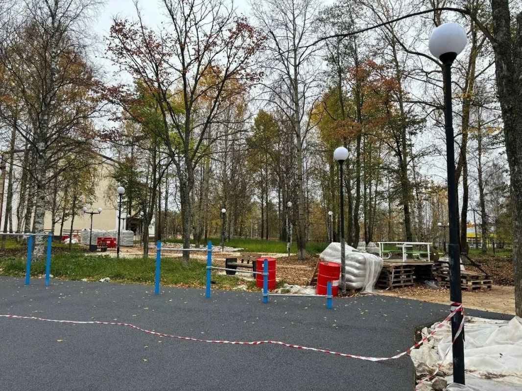 В Новодвинске на благоустраиваемой в городском парке территории устанавливают оборудование В Новодвинске на благоустраиваемой в городском парке территории устанавливают оборудование