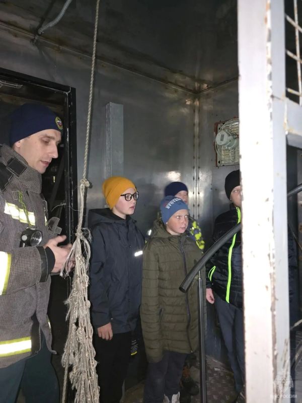 Сотрудники МЧС России провели экскурсию для школьников Каргопольского округа Сотрудники МЧС России провели экскурсию для школьников Каргопольского округа