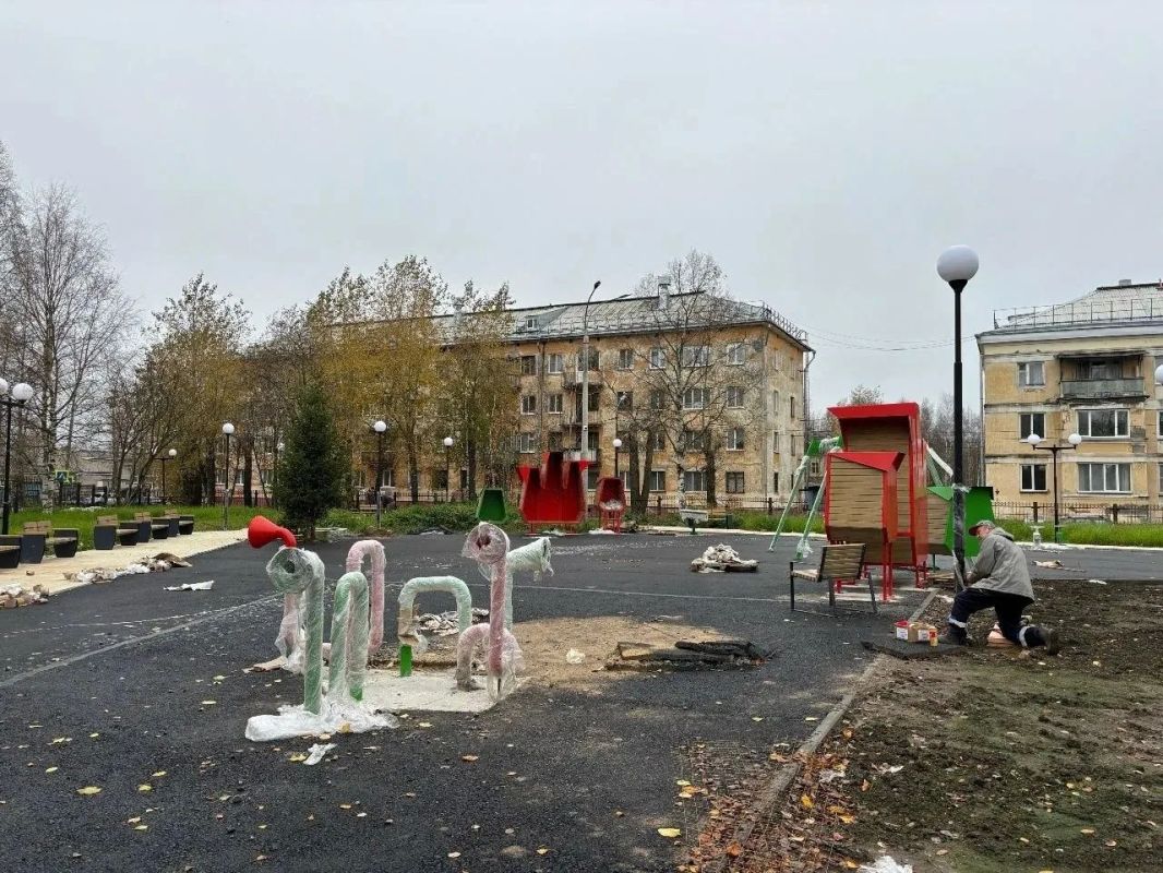 В Новодвинске на благоустраиваемой в городском парке территории устанавливают оборудование