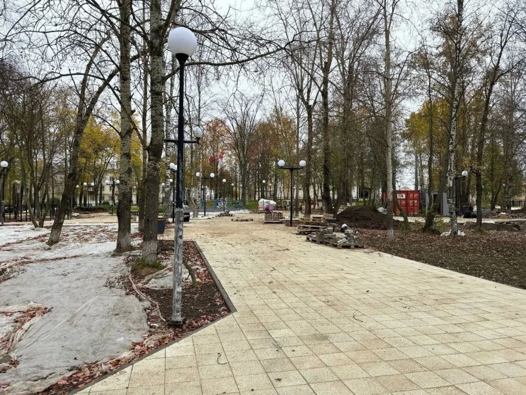 В Новодвинске на благоустраиваемой в городском парке территории устанавливают оборудование В Новодвинске на благоустраиваемой в городском парке территории устанавливают оборудование