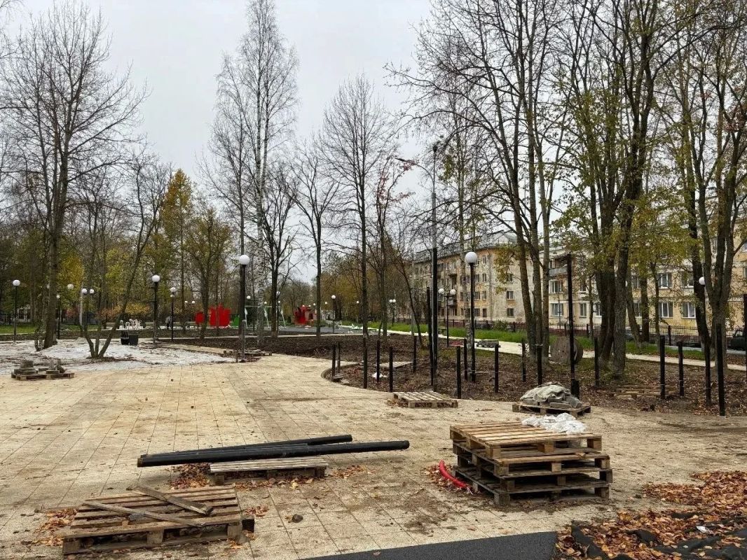 В Новодвинске на благоустраиваемой в городском парке территории устанавливают оборудование В Новодвинске на благоустраиваемой в городском парке территории устанавливают оборудование