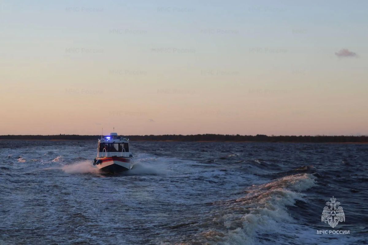 В Архангельской области прошли учения в Белом море, с участием двух вертолётов МЧС России В Архангельской области прошли учения в Белом море, с участием двух вертолётов МЧС России