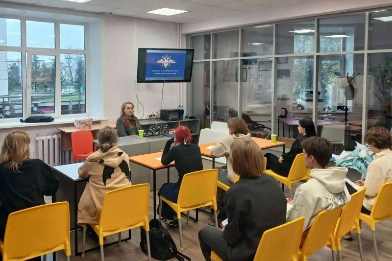 В Северодвинске сотрудник УМВД России по Архангельской области провела профилактическую лекцию для студентов В Северодвинске сотрудник УМВД России по Архангельской области провела профилактическую лекцию для студентов