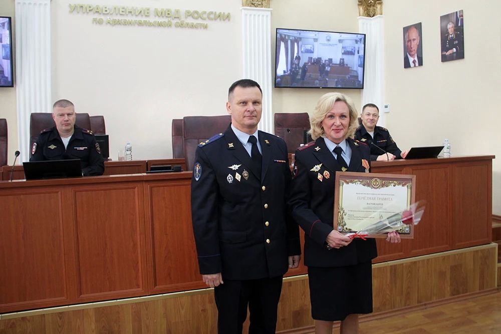 Врио начальника регионального УМВД полковник юстиции Алексей Ситников поздравил с профессиональными праздниками сотрудников подразделений Управления Врио начальника регионального УМВД полковник юстиции Алексей Ситников поздравил с профессиональными праздниками сотрудников подразделений Управления