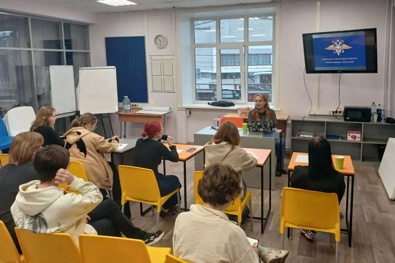 В Северодвинске сотрудник УМВД России по Архангельской области провела профилактическую лекцию для студентов В Северодвинске сотрудник УМВД России по Архангельской области провела профилактическую лекцию для студентов
