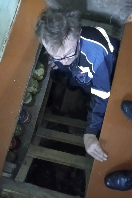 В Башкортостане должник по алиментам спрятался от приставов в погребе среди солений