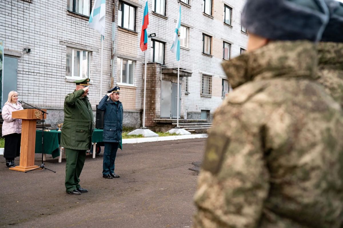 В Архангельске прошла очередная торжественная отправка новобранцев к местам прохождения службы В Архангельске прошла очередная торжественная отправка новобранцев к местам прохождения службы