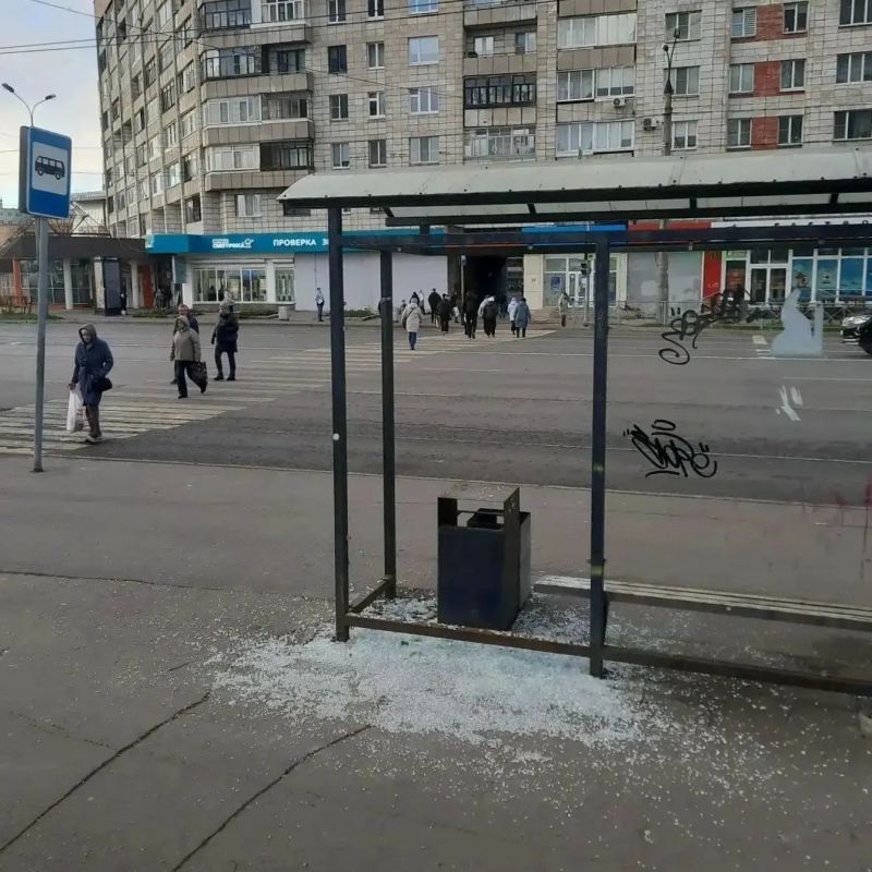 В Архангельске очередной автобусный павильон пострадал от вандалов