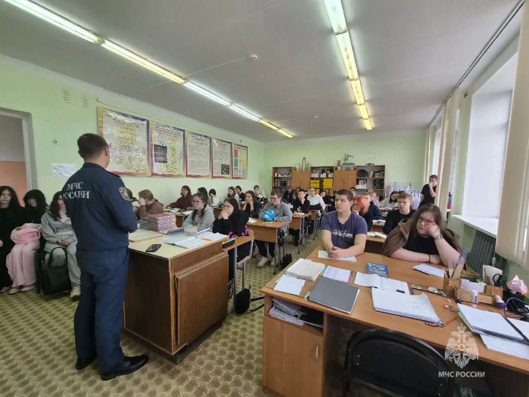 Сотрудники МЧС России провели занятие со студентами Плесецкого торгово-промышленного техникума
