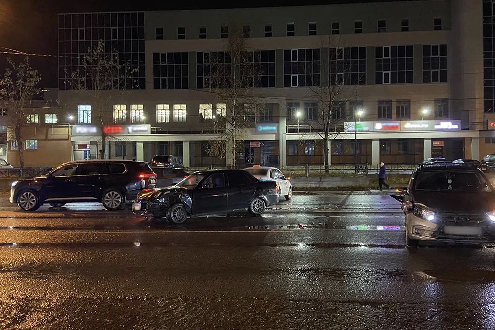 Полицейскими города Архангельска устанавливаются обстоятельства ДТП с участием четырех машин Полицейскими города Архангельска устанавливаются обстоятельства ДТП с участием четырех машин