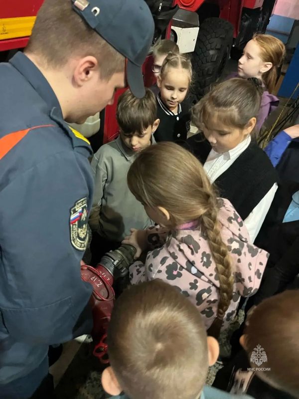 Школьники примерили экипировку пожарных и попробовали себя в роли огнеборцев Школьники примерили экипировку пожарных и попробовали себя в роли огнеборцев