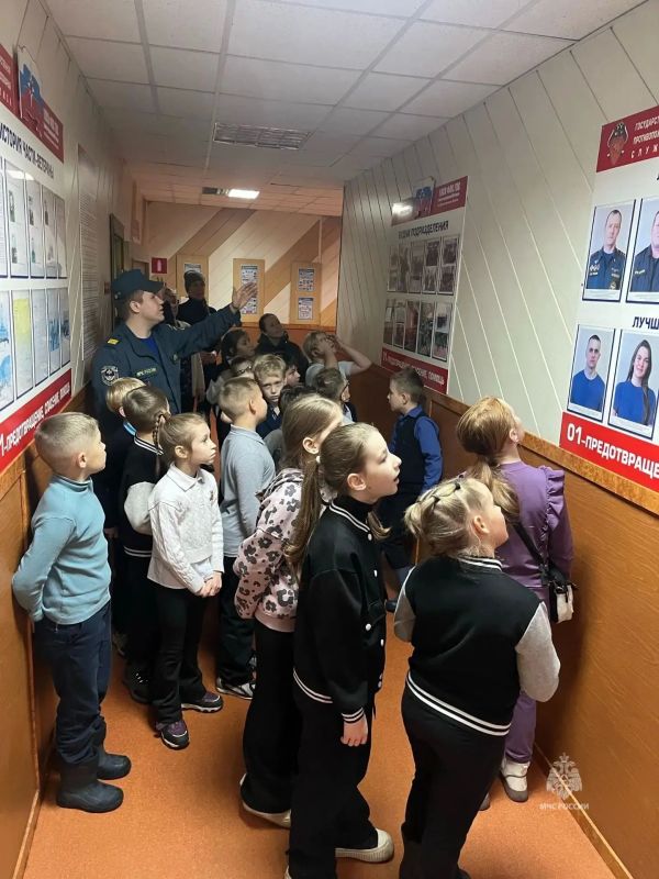 Школьники примерили экипировку пожарных и попробовали себя в роли огнеборцев Школьники примерили экипировку пожарных и попробовали себя в роли огнеборцев