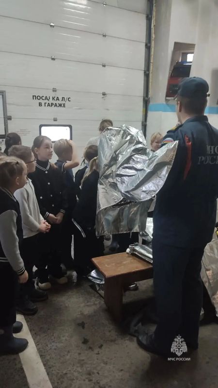 Школьники примерили экипировку пожарных и попробовали себя в роли огнеборцев Школьники примерили экипировку пожарных и попробовали себя в роли огнеборцев