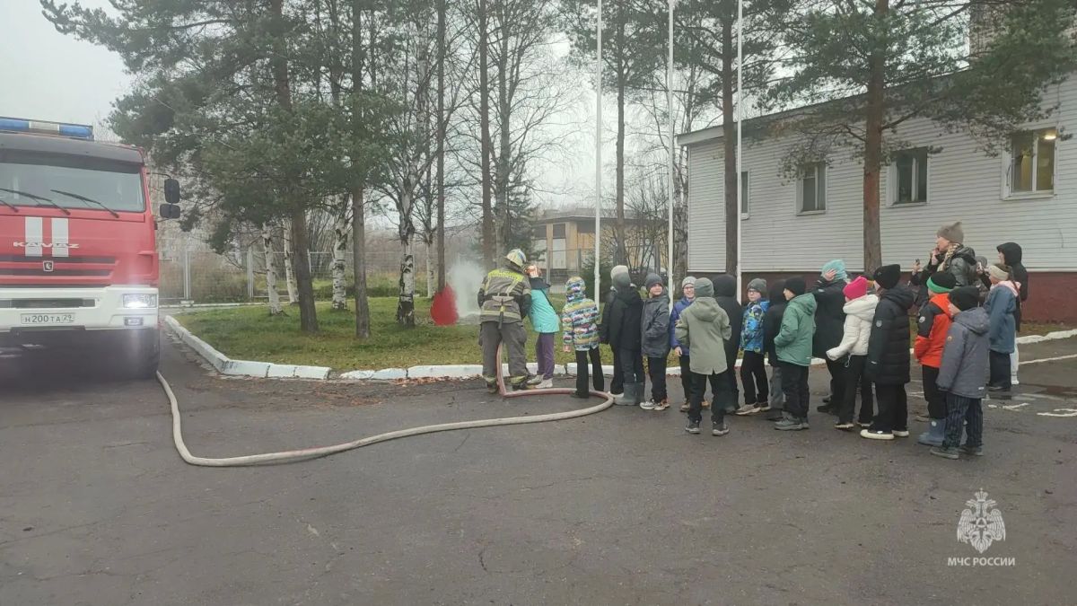 Школьники примерили экипировку пожарных и попробовали себя в роли огнеборцев Школьники примерили экипировку пожарных и попробовали себя в роли огнеборцев