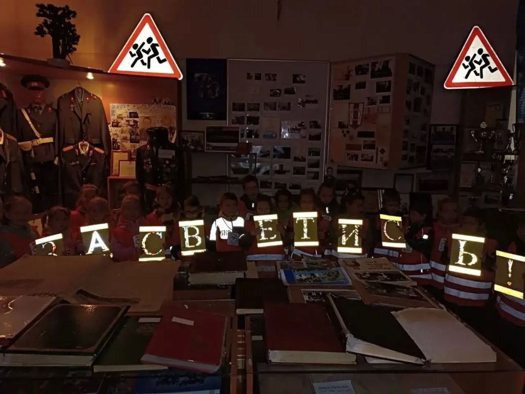 В рамках региональной акции #ЗасветисьКрасиво29 сегодня, Музей Госавтоинспекции Архангельской области посетили воспитанники подготовительной группы « Светофорики» группы №10 Детского сада № 157 « Сиверко» В рамках региональной акции #ЗасветисьКрасиво29 сегодня, Музей Госавтоинспекции Архангельской области посетили воспитанники подготовительной группы « Светофорики» группы №10 Детского сада № 157 « Сиверко»