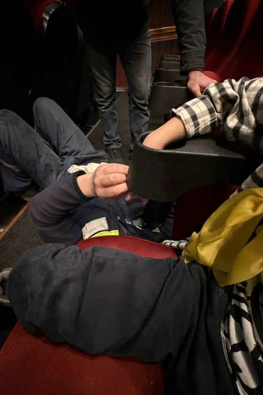 В Северодвинске спасателям пришлось спасать ребёнка, застрявшего в кресле кинотеатра