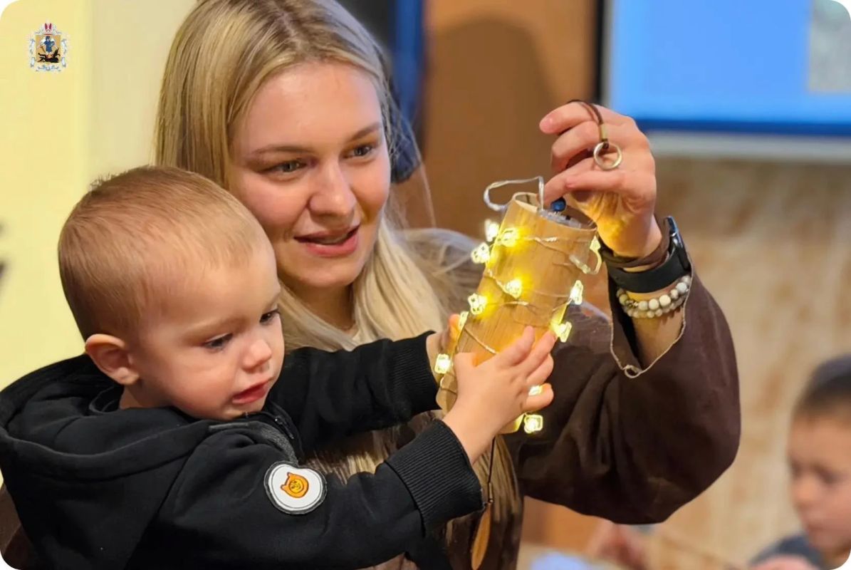 Знакомые истории могут зазвучать совсем по-новому — если добавить к ним музыку, необычные инструменты и немного театрального волшебства Знакомые истории могут зазвучать совсем по-новому — если добавить к ним музыку, необычные инструменты и немного театрального волшебства