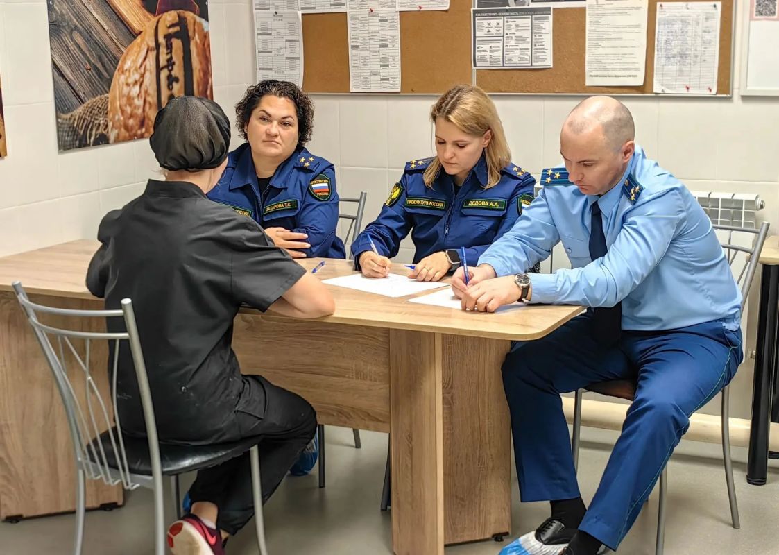Заместитель прокурора Архангельской области и НАО Тамара Захарова посетила хлебопекарное производство группы компаний «Петровский» в Архангельске Заместитель прокурора Архангельской области и НАО Тамара Захарова посетила хлебопекарное производство группы компаний «Петровский» в Архангельске