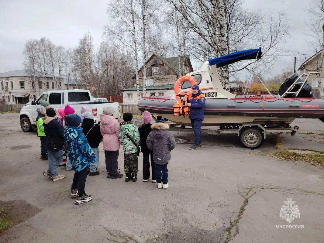 Сотрудники Центра ГИМС проводят уроки с детьми в осенний период Сотрудники Центра ГИМС проводят уроки с детьми в осенний период