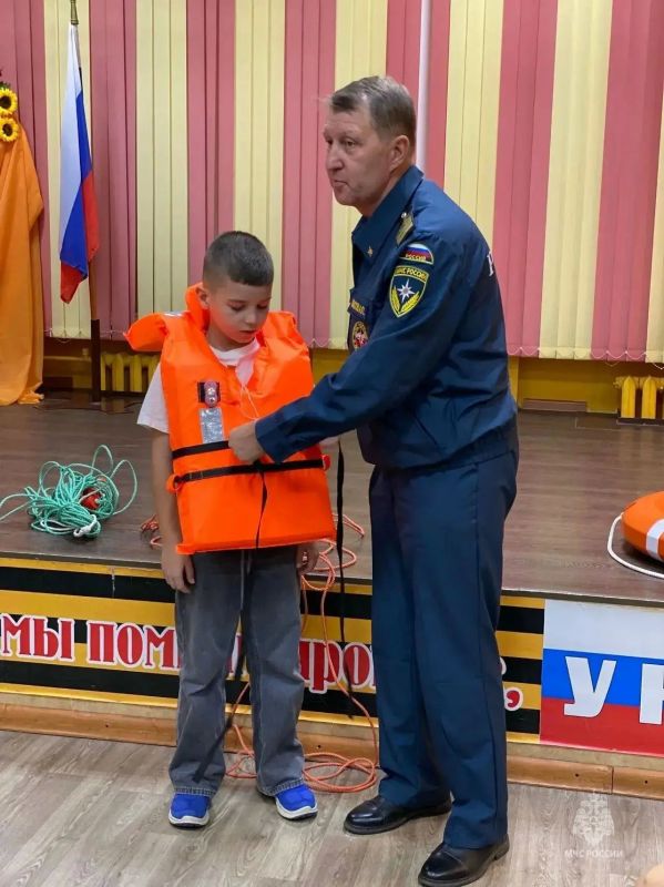 Сотрудники Центра ГИМС проводят уроки с детьми в осенний период Сотрудники Центра ГИМС проводят уроки с детьми в осенний период