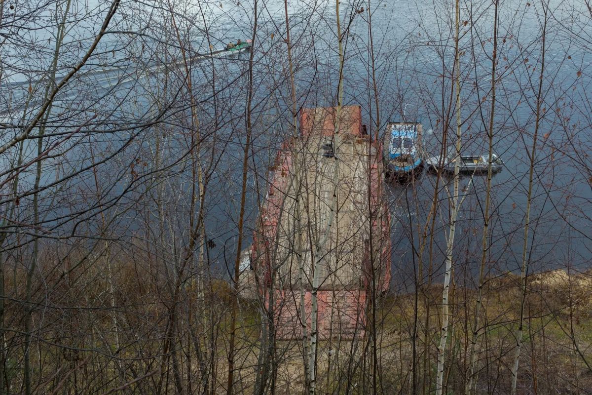 Есть особенное время между тем, что уже закончилось, и тем, что ещё не началось Есть особенное время между тем, что уже закончилось, и тем, что ещё не началось