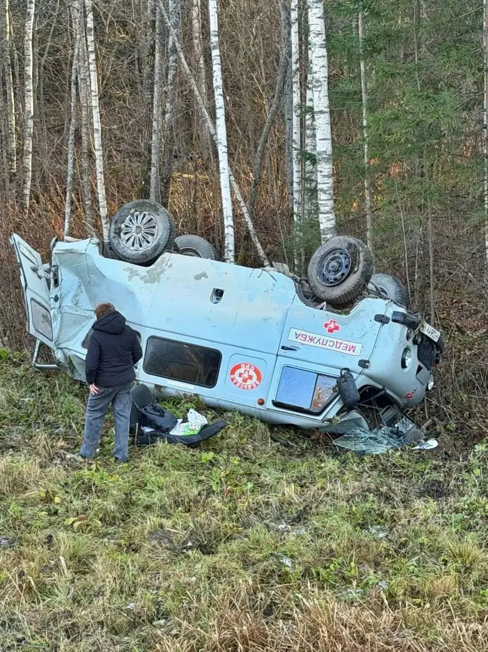 "УАЗик" скорой помощи вылетел с дороги и перевернулся на крышу в Архангельской области