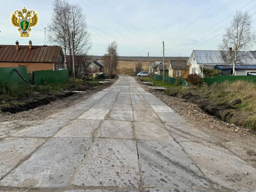 Прокуратура Мезенского района добилась ремонта дороги на ул. Комсомольской (от пр. Советский до ул. Набережная) в Мезени Прокуратура Мезенского района добилась ремонта дороги на ул. Комсомольской (от пр. Советский до ул. Набережная) в Мезени