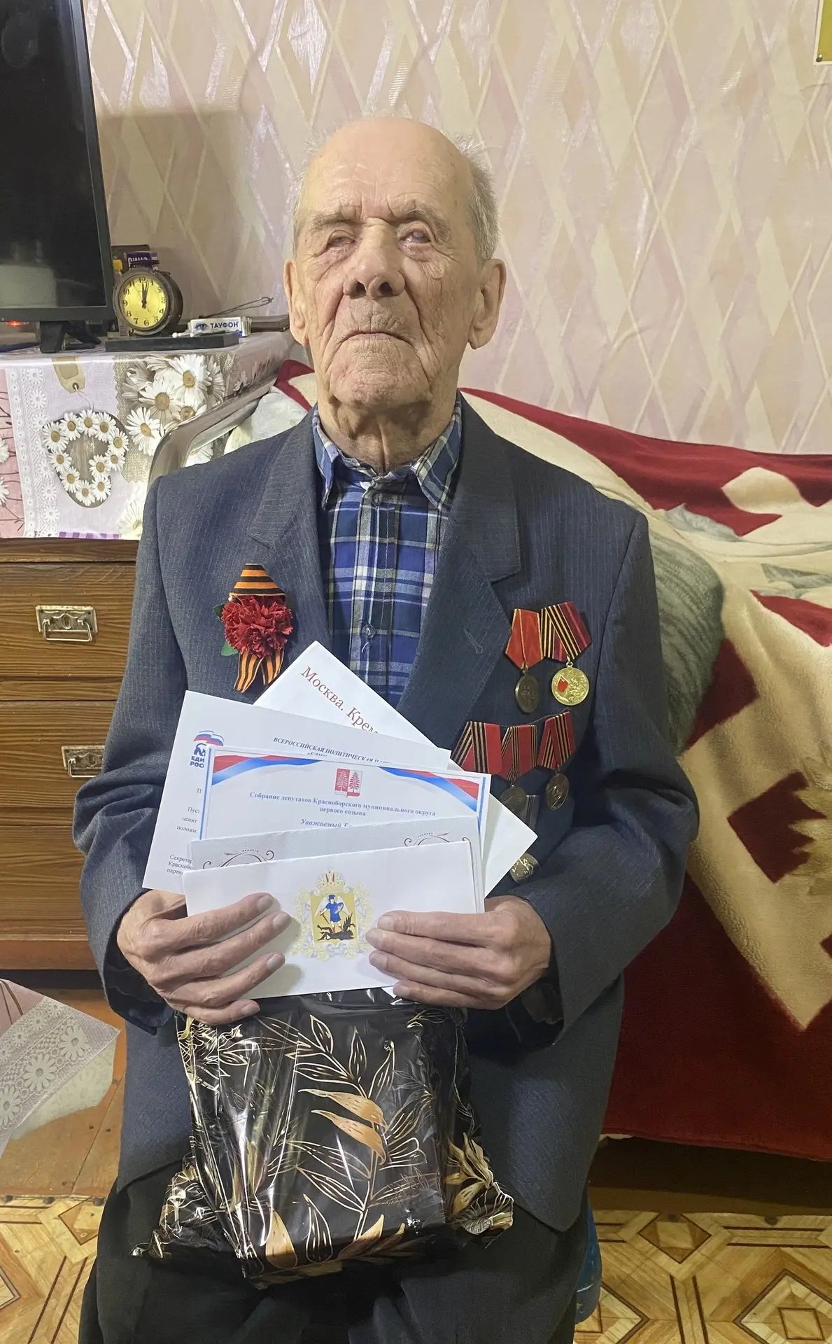 «Живой свидетель эпох»: Борису Николаевичу Шестакову из Красноборского округа исполнилось 95 лет